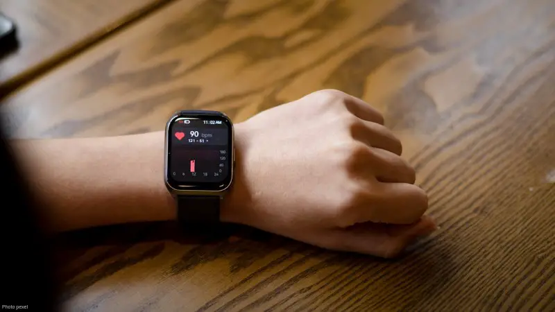 Close-up of a smartwatch displaying a heart rate of 90 bpm on a person's wrist., tags: real-time health chronic - pexel